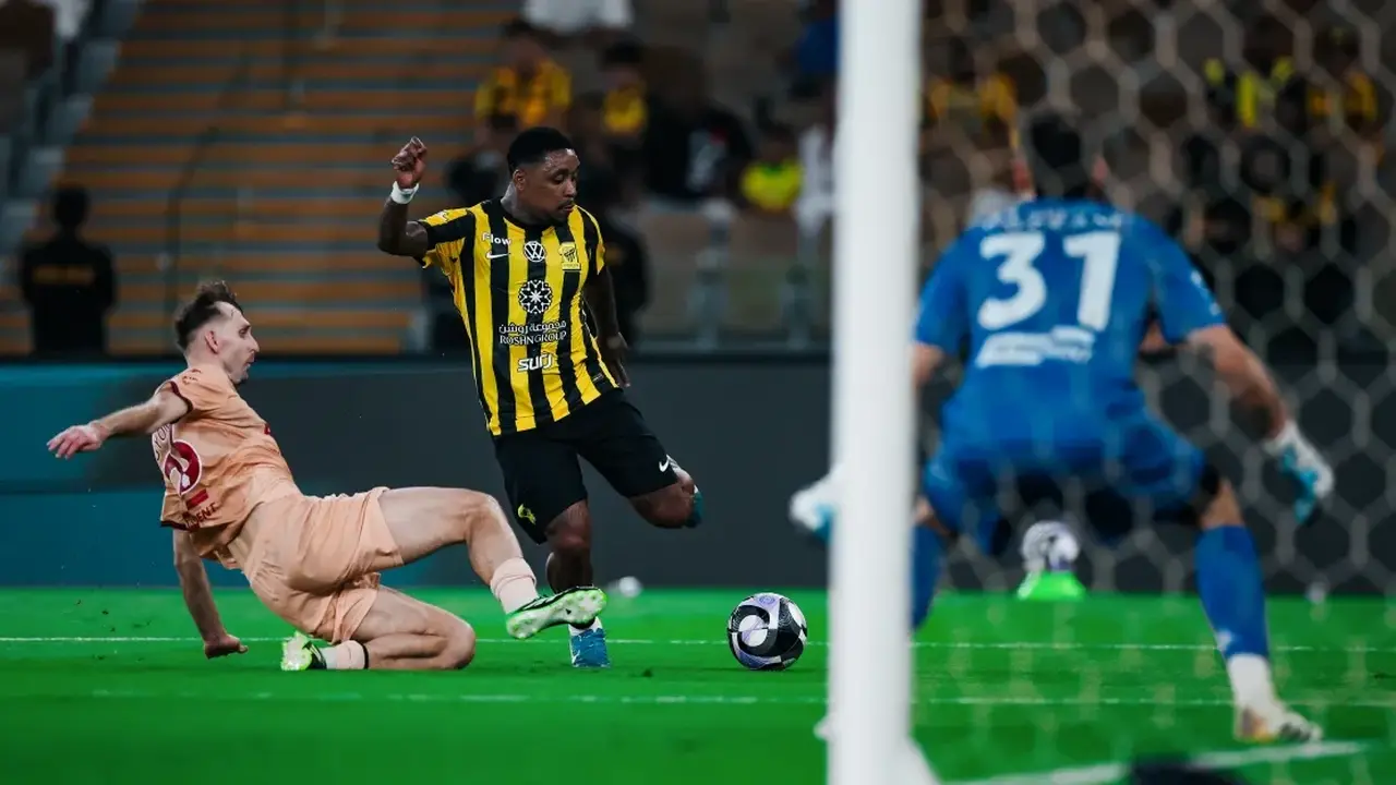 من هو معلق مباراة الاتحاد ضد ضمك في دوري روشن السعودي؟